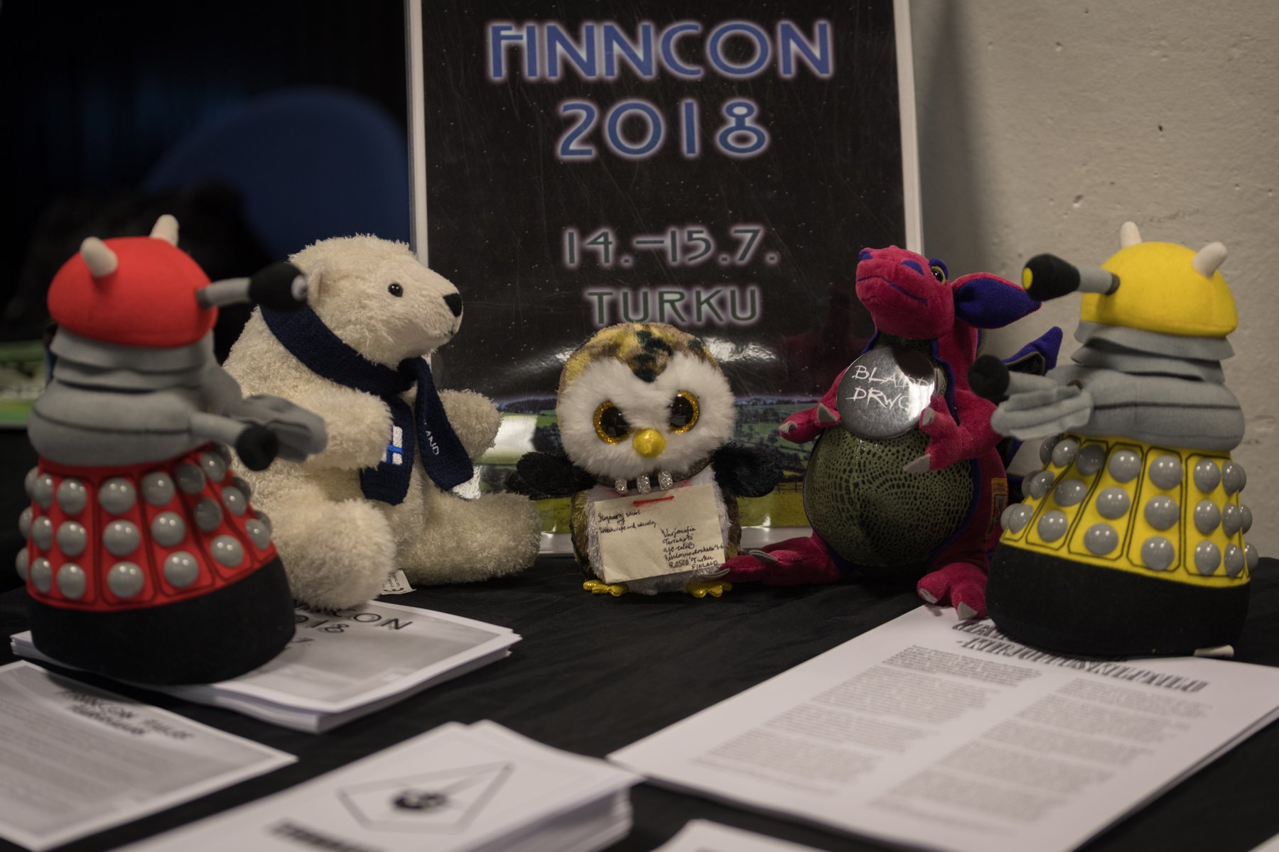 Kuva Finncon 2018 esittelypöydästä vuodelta 2016